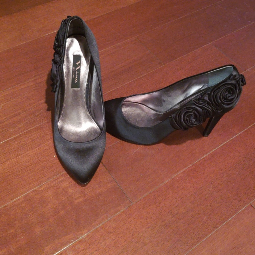 Like new rose embellished pumps